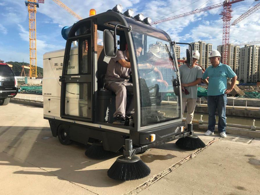 改则龙海市电动清扫车：现代城市清洁的新解决方案